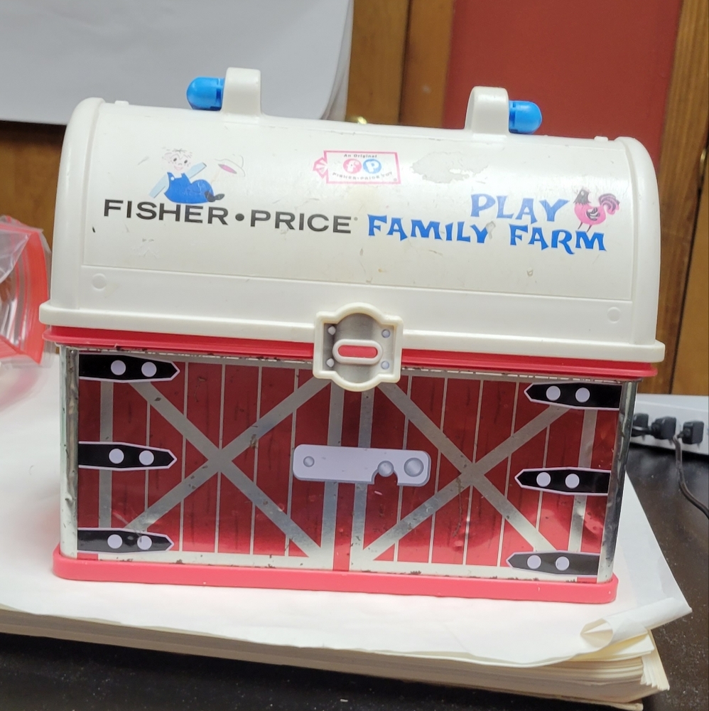 Vintage 2008 Fisher Price Little People Play Family Farm Lunch Box Barn Case